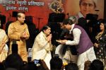 Lata Mangeshkar, Suresh Wadkar at Dinanath Mangeshkar Awards in Sion, Mumbai on 24th April 2013 (51).JPG